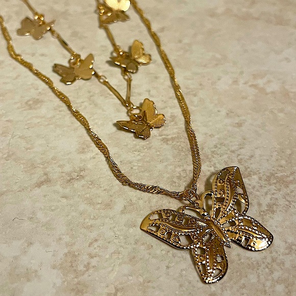 NWT Multilayer Pendant Butterfly Necklace gold - Picture 3 of 4